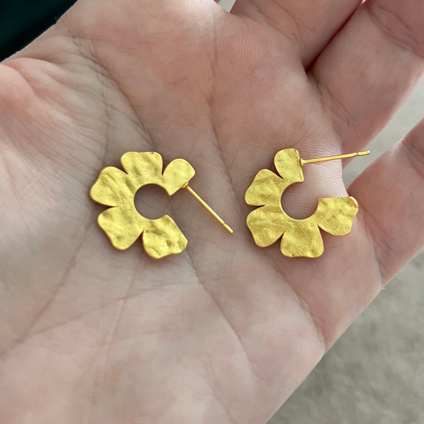 Daisy Hammered - Stud Hoop