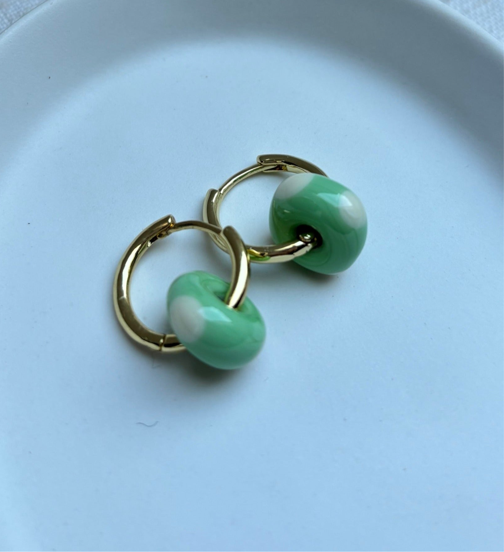 Speckled Glass Beads - Cream on Seafoam