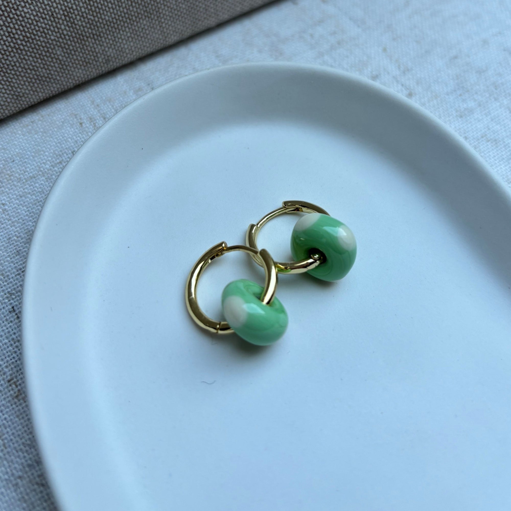 Speckled Glass Beads - Cream on Seafoam