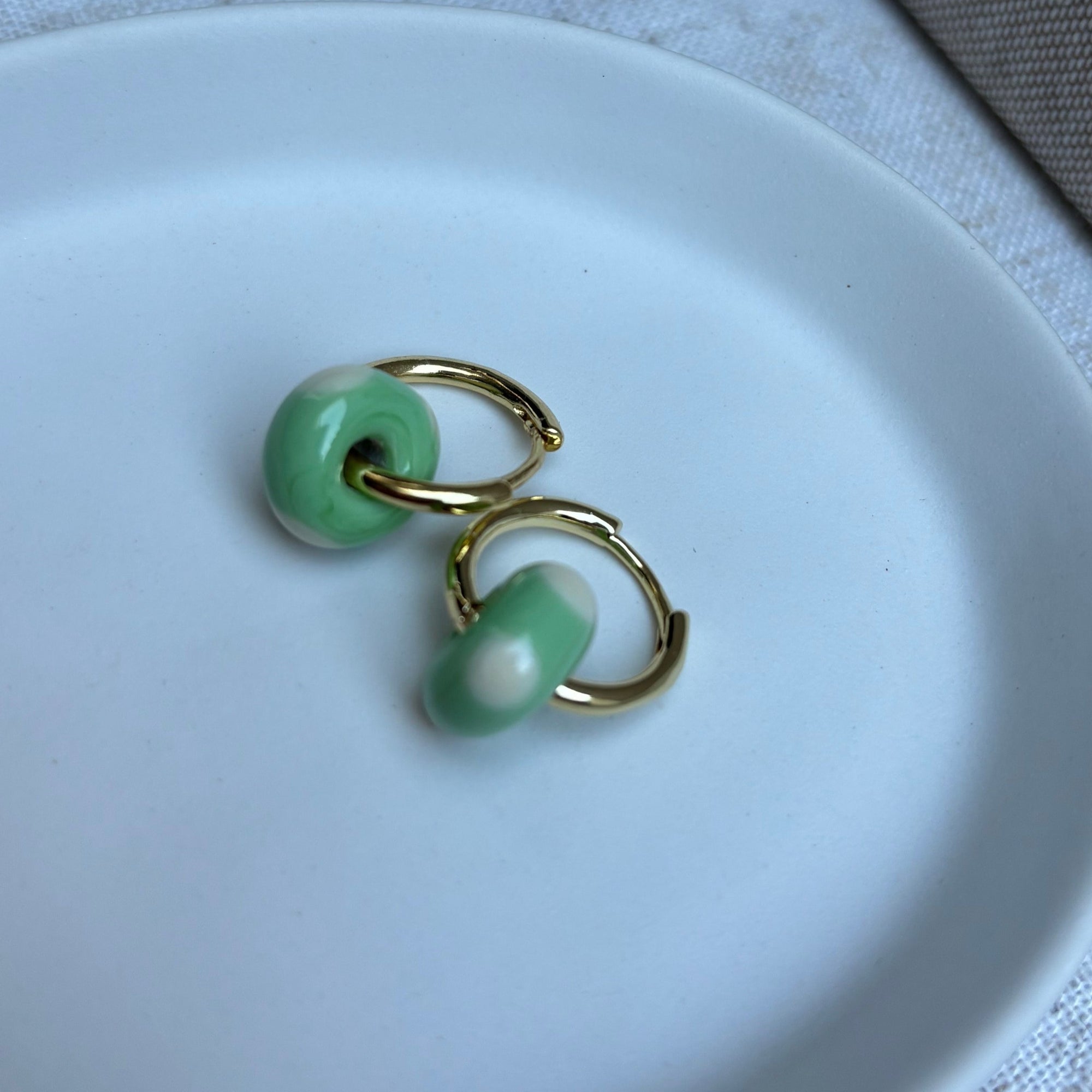 Speckled Glass Beads - Cream on Seafoam
